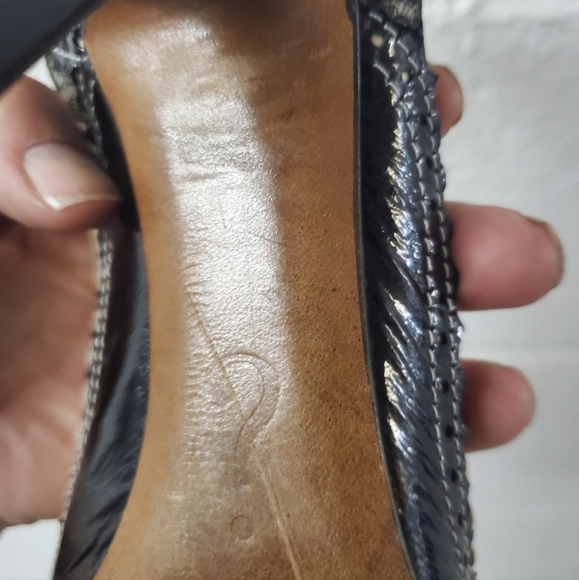 Moschino Peep-Toe Mesh Lace Wingtip Heels. Made in Italy - Picture 13 of 16